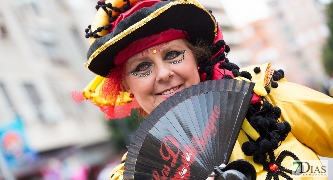 Los mejores primeros planos del gran desfile de comparsas en Badajoz