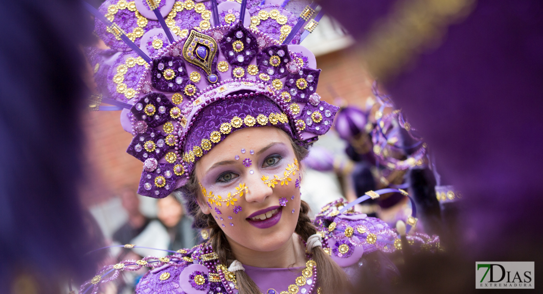 Los mejores primeros planos del gran desfile de comparsas en Badajoz