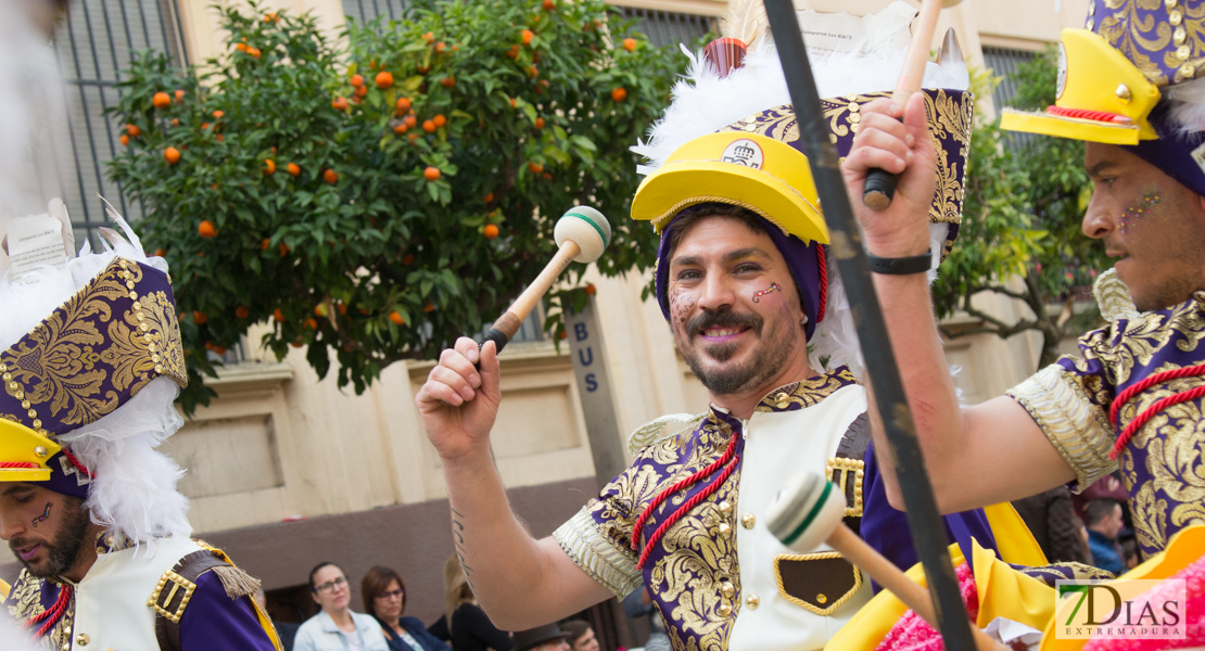 Los mejores primeros planos del gran desfile de comparsas en Badajoz