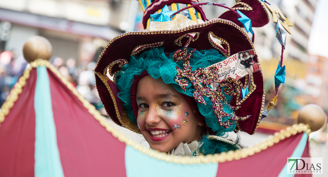 Los mejores primeros planos del gran desfile de comparsas en Badajoz