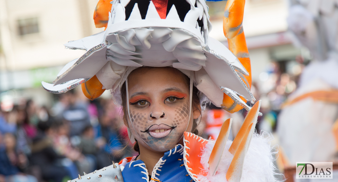 Los mejores primeros planos del gran desfile de comparsas en Badajoz