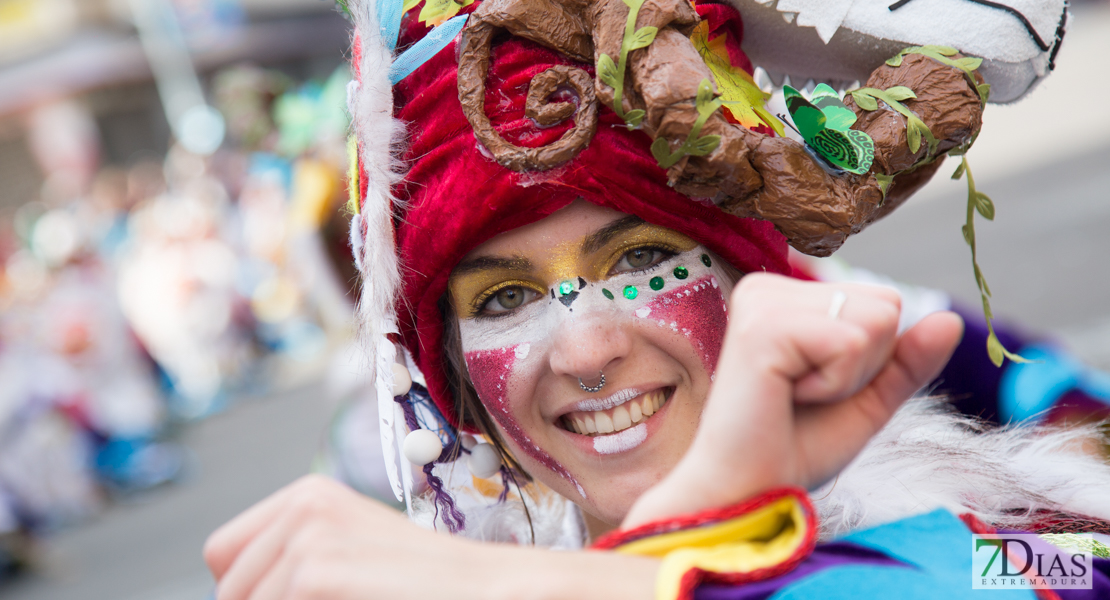 Los mejores primeros planos del gran desfile de comparsas en Badajoz