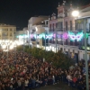 Gran ambiente en la Plaza de España para dar la bienvenida al Carnaval 2019