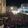 Gran ambiente en la Plaza de España para dar la bienvenida al Carnaval 2019