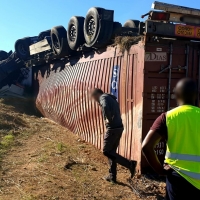 Vuelco de un camión en un accidente en Tierra de Barros