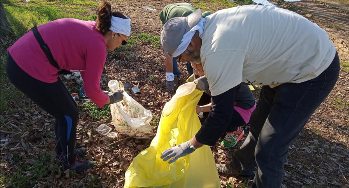 Limpieza del Guadiana en Mérida: Personas voluntarias recogen 30 kilos de basura en 20 minutos