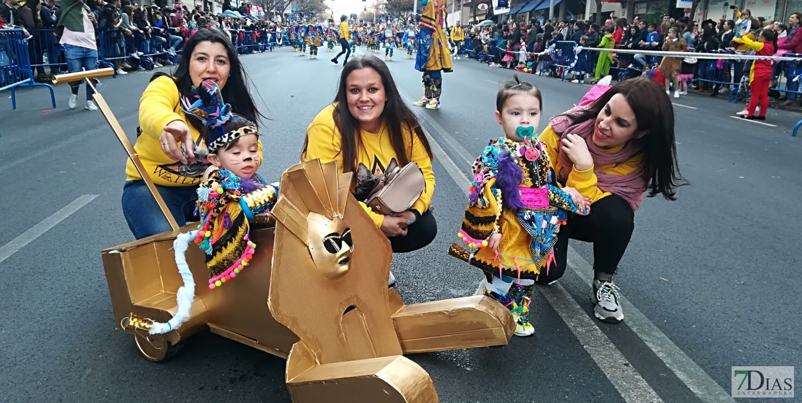 Ambiente en el desfile de comparsas infantil en Badajoz