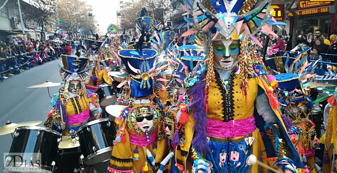 Ambiente en el desfile de comparsas infantil en Badajoz