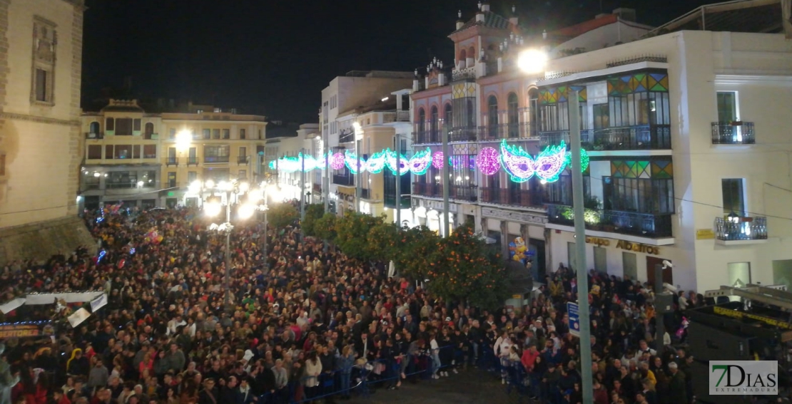 Gran ambiente en la Plaza de España para dar la bienvenida al Carnaval 2019