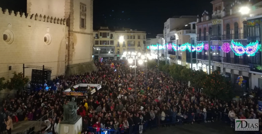 Gran ambiente en la Plaza de España para dar la bienvenida al Carnaval 2019