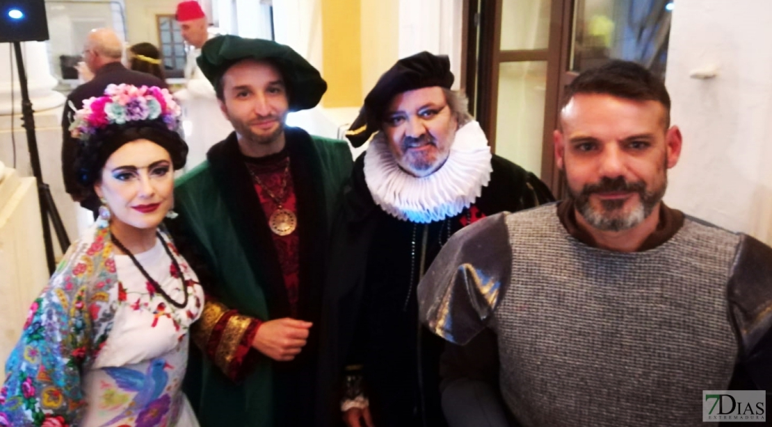 Gran ambiente en la Plaza de España para dar la bienvenida al Carnaval 2019