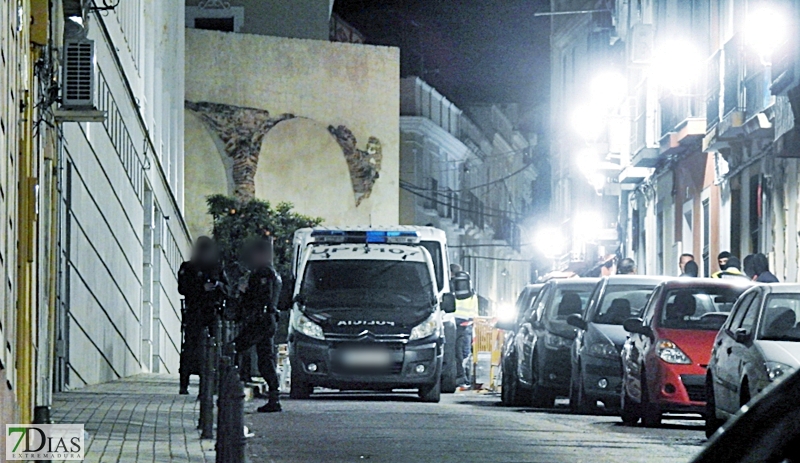 La Policía lleva a cabo una redada en la calle José Lanot