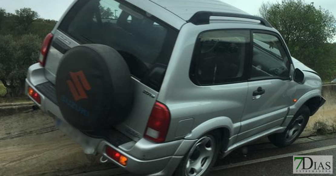 Un vehículo se sale de la vía y acaba empotrado en una rotonda de Badajoz