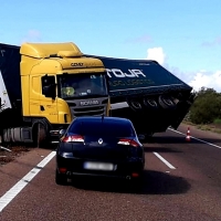 Un accidente obliga a cortar dos carriles de la Autovía de la Plata