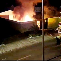 Un incendio de vivienda sorprende a los vecinos en plena madrugada