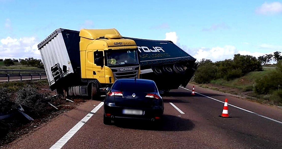 Un accidente obliga a cortar dos carriles de la Autovía de la Plata