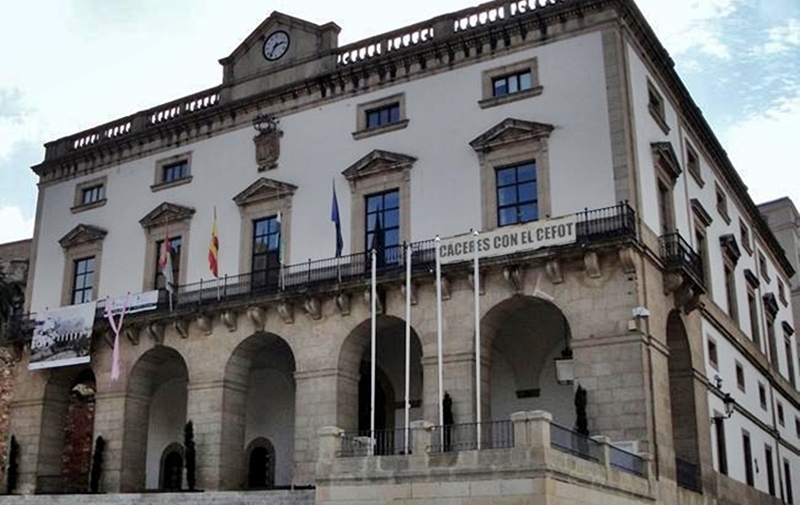 El Ayuntamiento de Cáceres iluminará su fachada para conmemorar el Día de la Fibromialgia