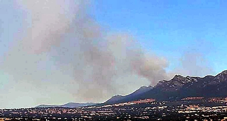 El viento complica la extinción de varios incendios en la provincia de Badajoz