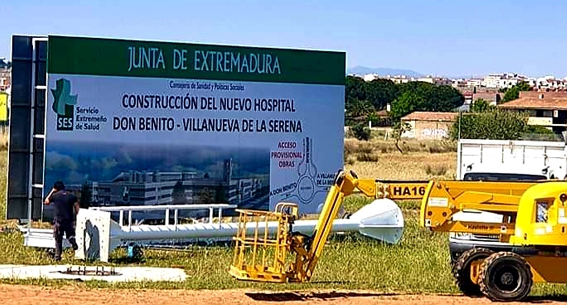 Instan a retirar inmediatamente la valla del hospital fantasma