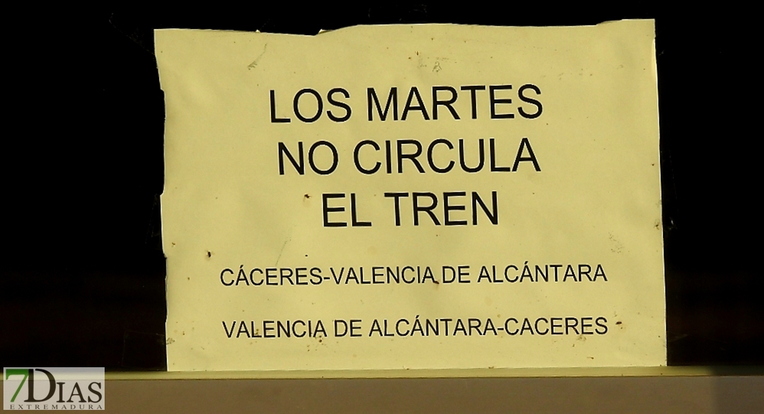 En algunas zonas el tren extremeño no es más que hierro oxidado