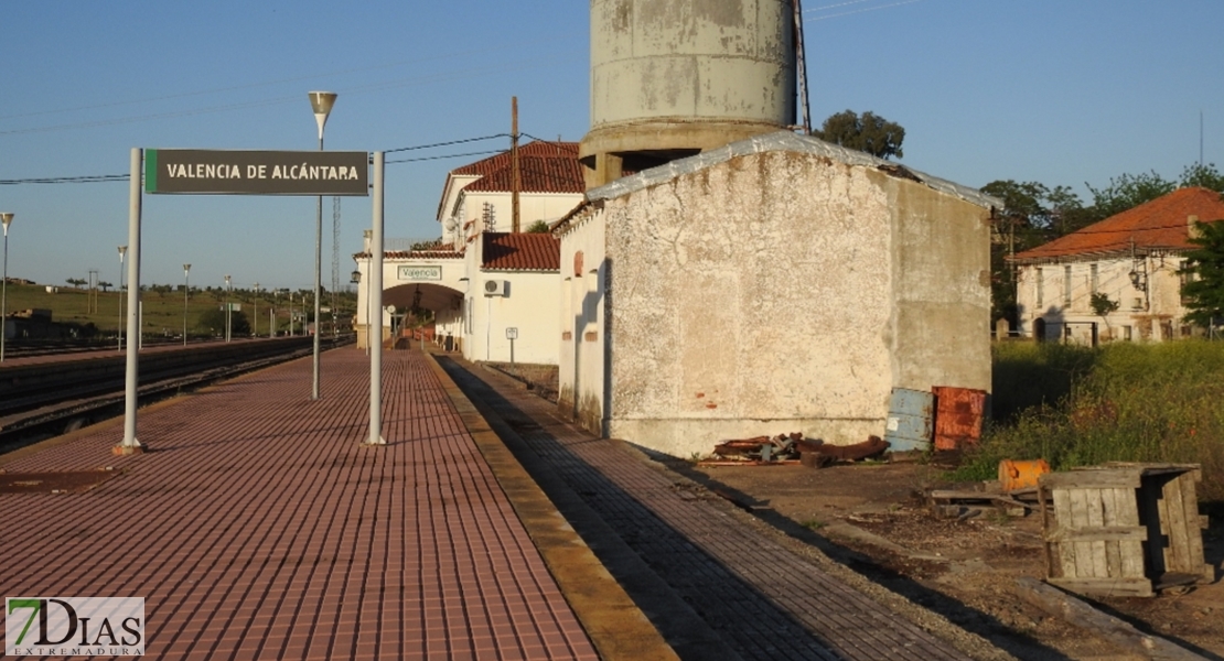 En algunas zonas el tren extremeño no es más que hierro oxidado