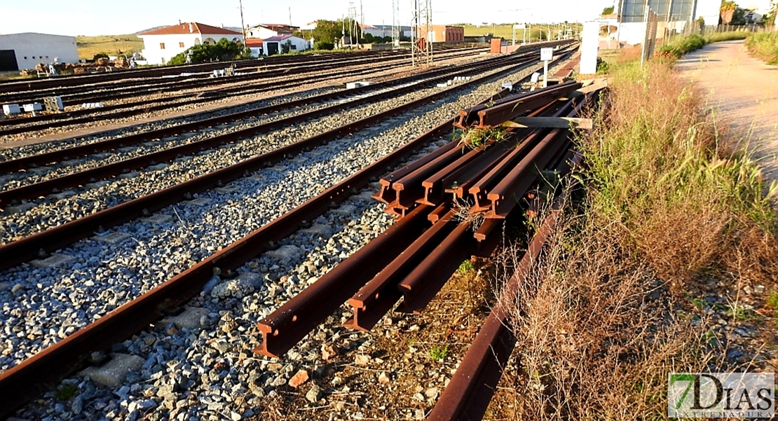 En algunas zonas el tren extremeño no es más que hierro oxidado