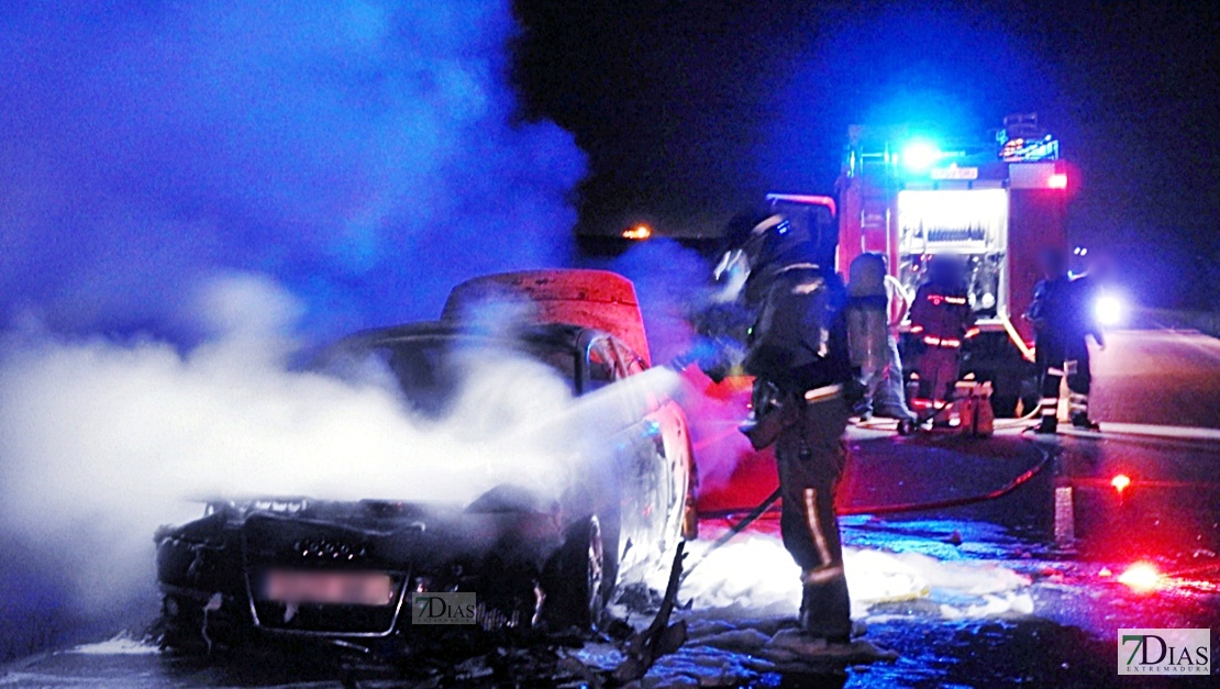 Un vehículo arde sin control en plena marcha y acaba calcinado en Badajoz