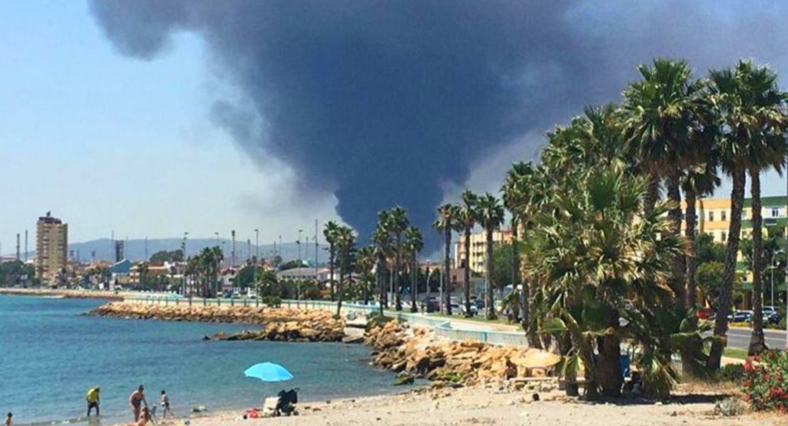 Grave incendio en una planta química en Cádiz