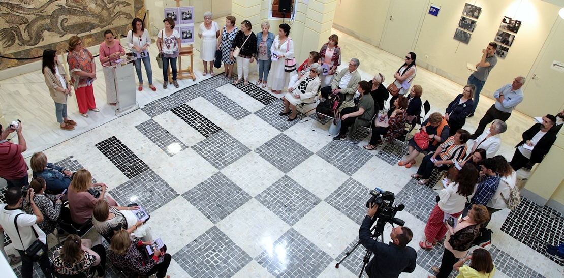 Abuelas de Jerez de los Caballeros posan para una exposición fotográfica