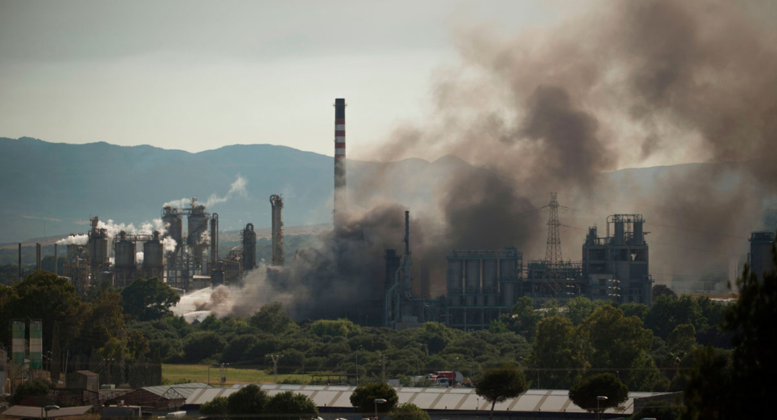 Grave incendio en una planta química en Cádiz