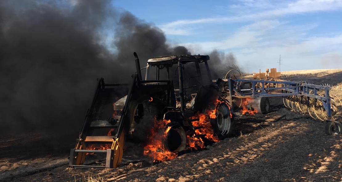 Incendio de material agrícola en Corte de Peleas (Badajoz)