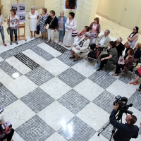 Abuelas de Jerez de los Caballeros posan para una exposición fotográfica