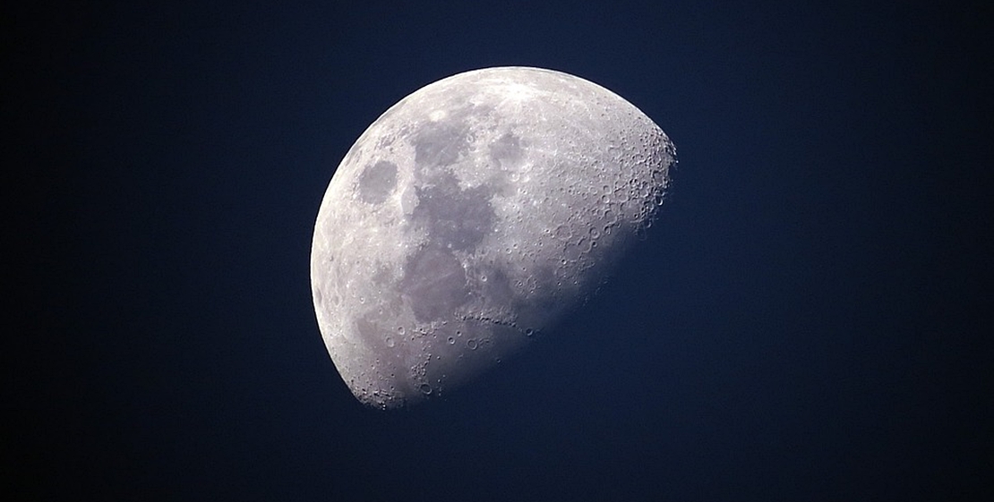 Encuentran una enorme masa metálica de grandes dimensiones en la Luna