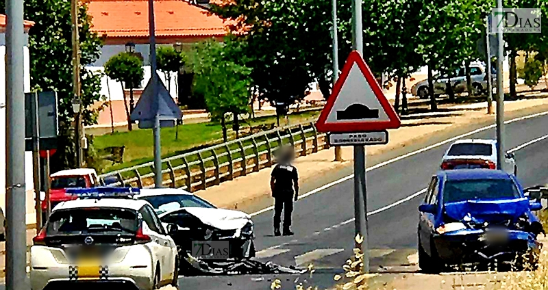 Colisión entre dos vehículos a la salida de Olivenza