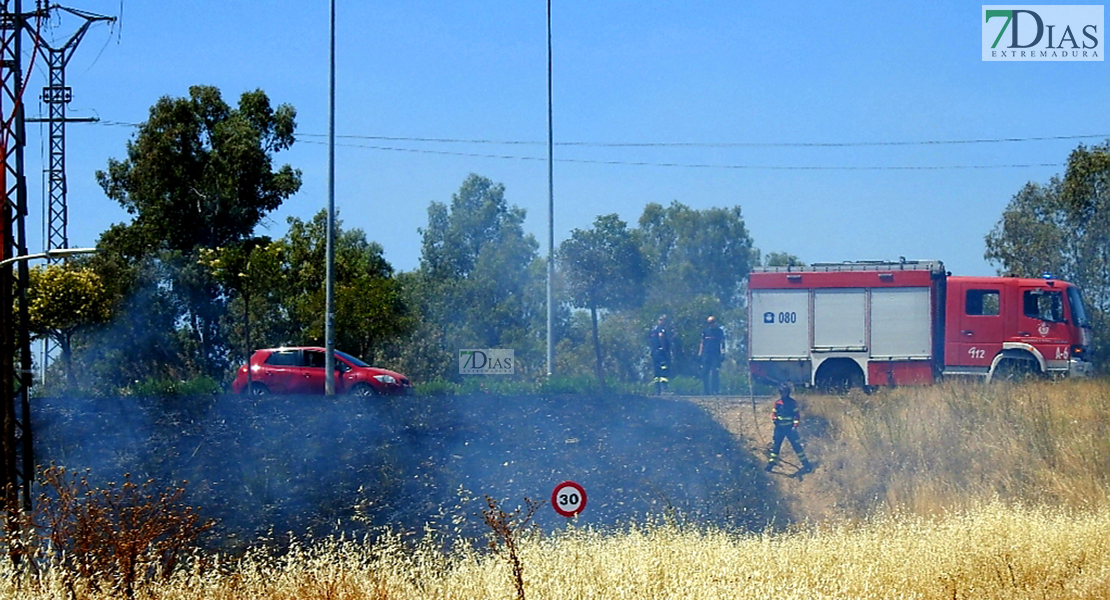 Un nuevo incendio en las pendientes laterales del Puente Real de Badajoz