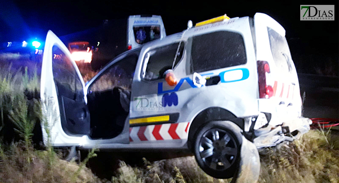 Los bomberos lo excarcelan tras accidentarse en la EX-209