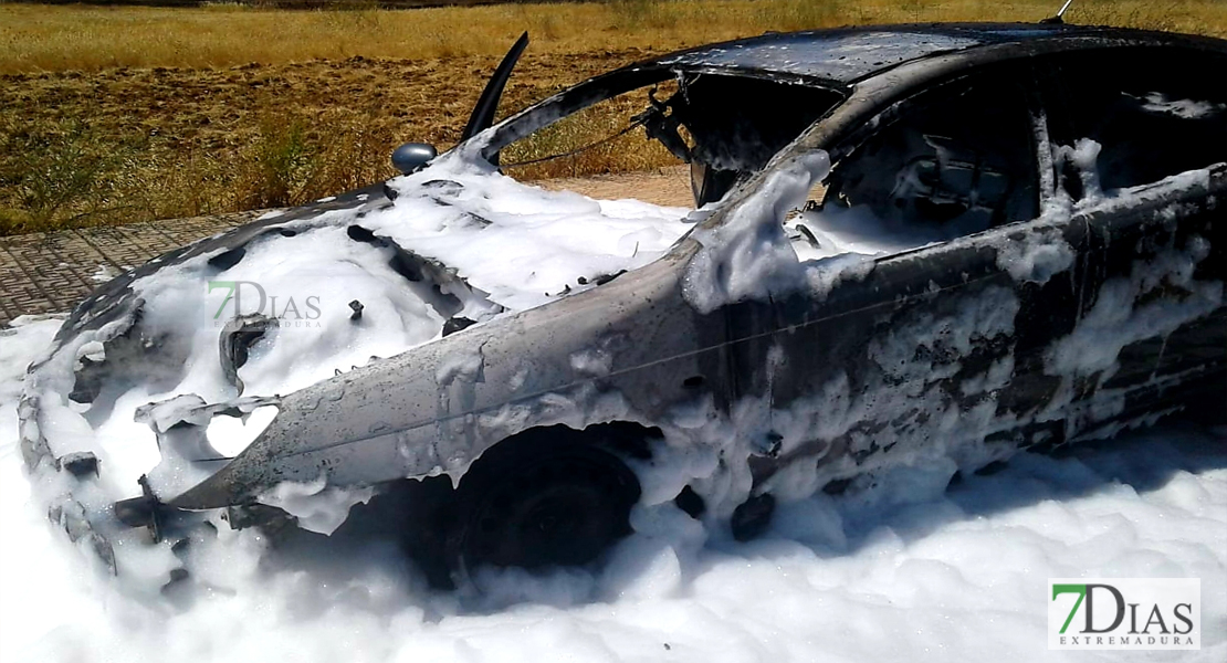 Sale ardiendo un vehículo en plena vía pública