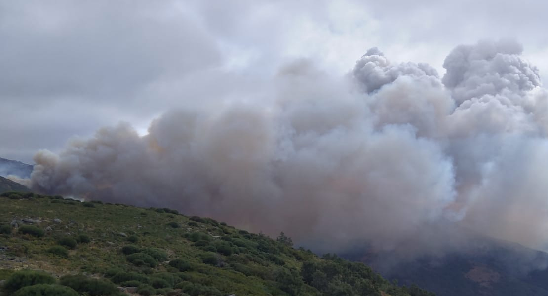 El Ministerio desplaza aviones y helicópteros para combatir el fuego en Garganta La Olla