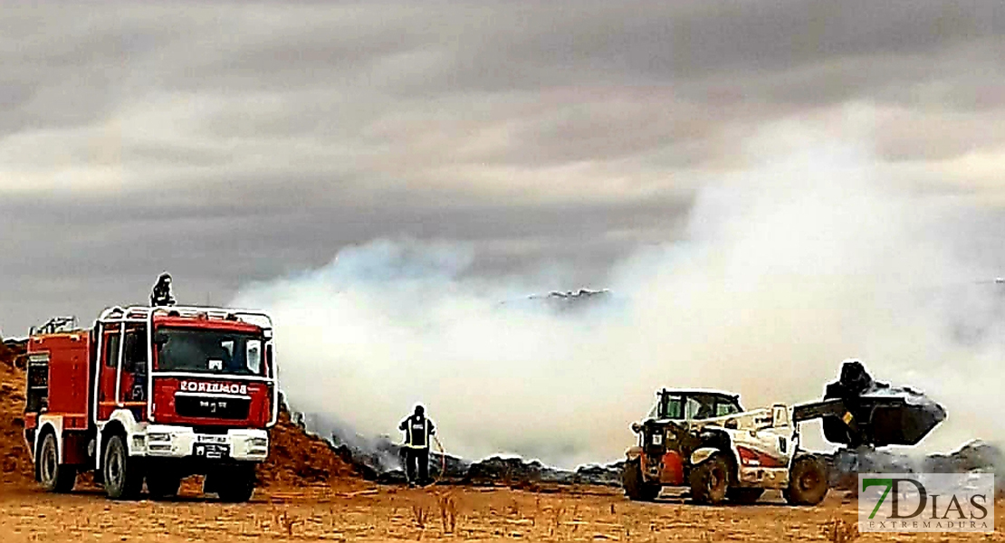 Bomberos del CPEI actúan en un incendio en explotación ganadera de la Serena