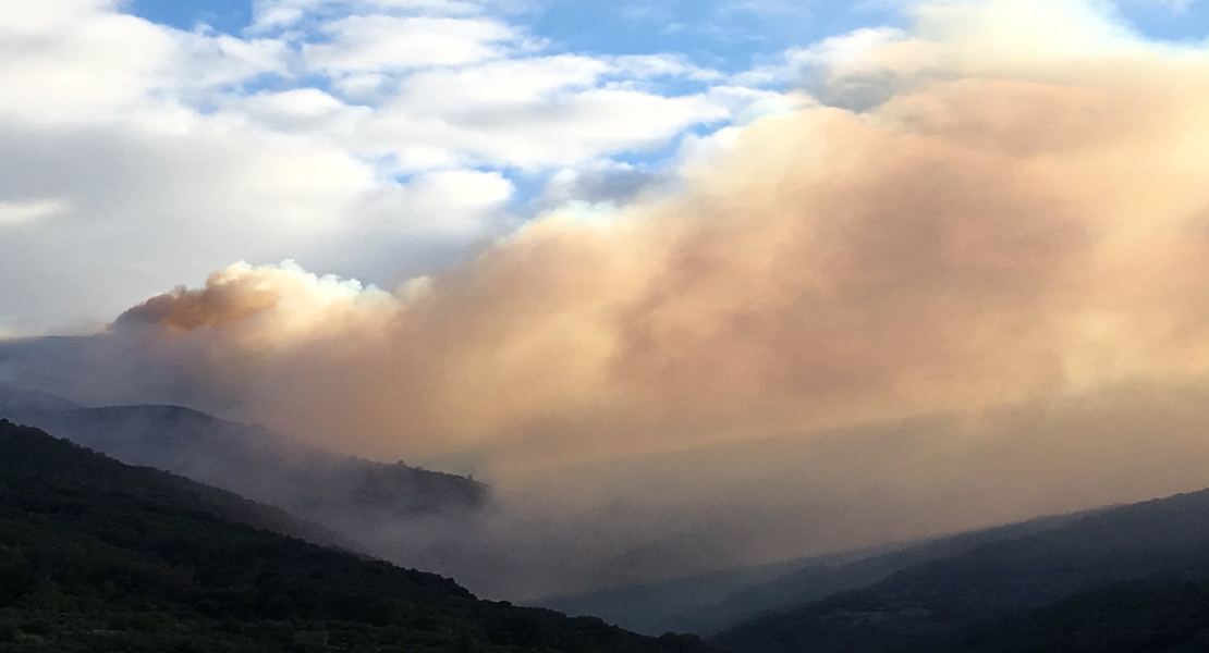 Medios aéreos se desplazan hasta a Garganta la Olla para extinguir un incendio