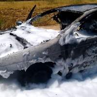 Sale ardiendo un vehículo en plena vía pública