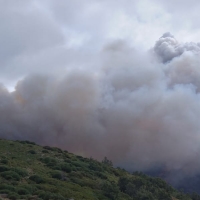 El Ministerio desplaza aviones y helicópteros para combatir el fuego en Garganta La Olla