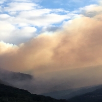 Medios aéreos se desplazan hasta Garganta la Olla para extinguir un incendio