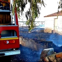 Sofocan un incendio cercano a un núcleo de viviendas y un almacén de butano en Olivenza