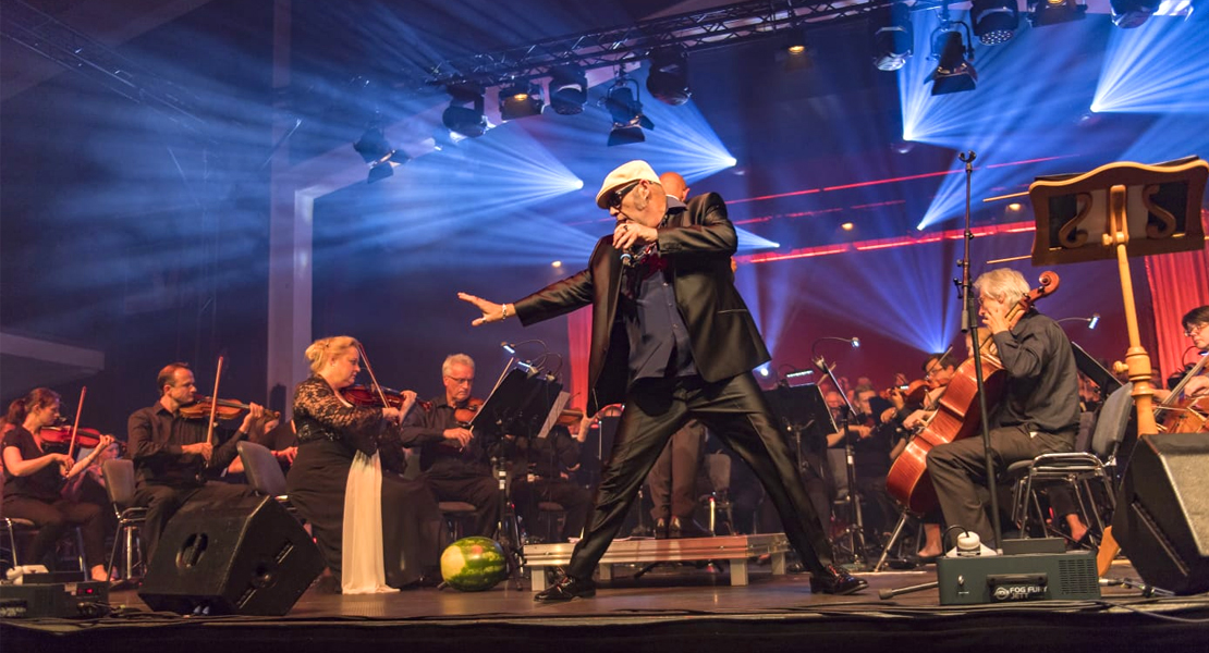 Inlavables, de Gene García, y la Orquesta de Extremadura revivirán a Elvis Presley esta noche