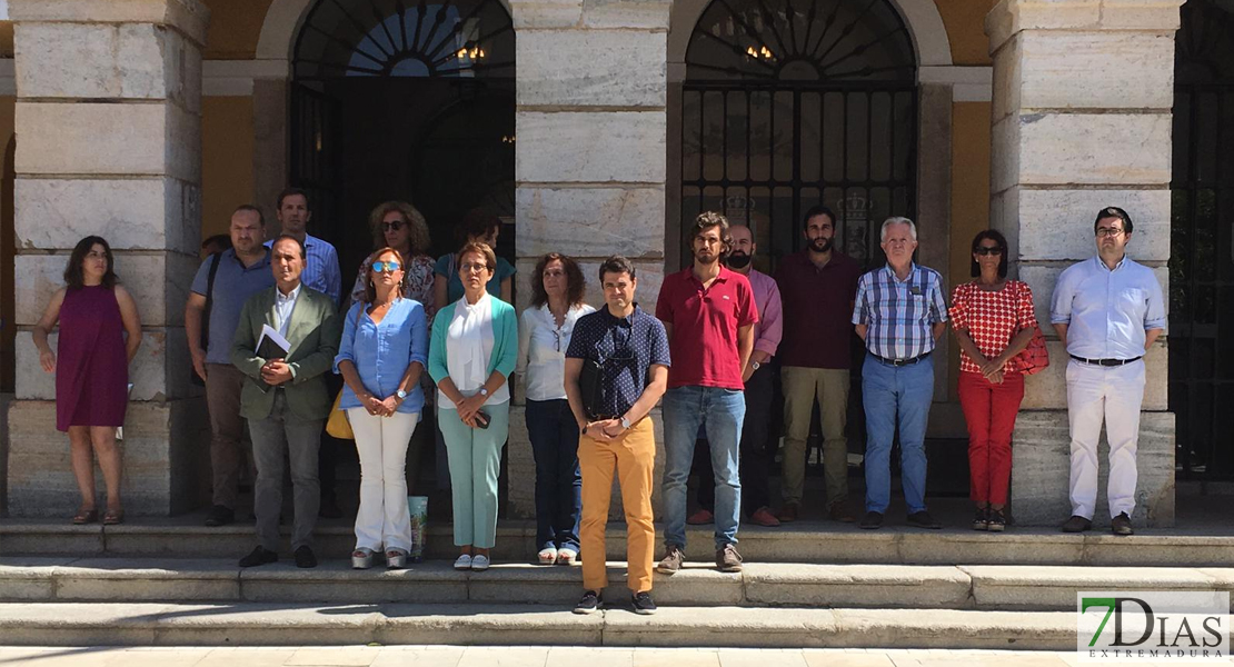 El Ayuntamiento de Badajoz celebra un minuto de silencio por la víctima de Cantabria por violencia de género