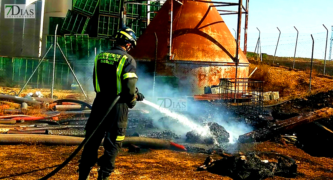 Incendio con siete focos cerca de Villalba de los Barros