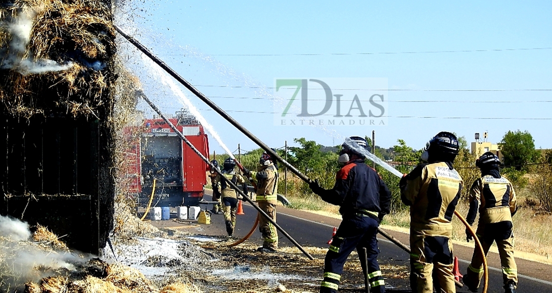 Sale ardiendo un camión en la Nacional 432 (Badajoz)