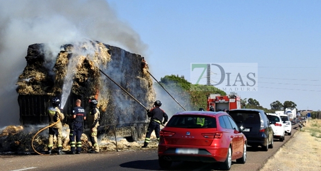 Sale ardiendo un camión en la Nacional 432 (Badajoz)