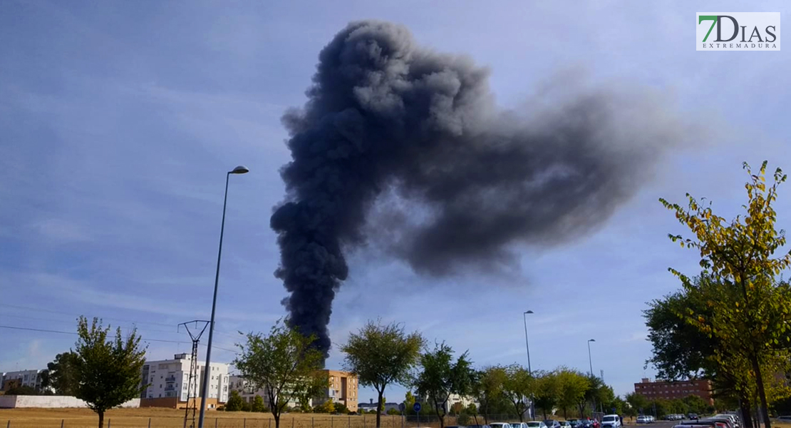 Gran humareda debido a un incendio en el polígono El Nevero